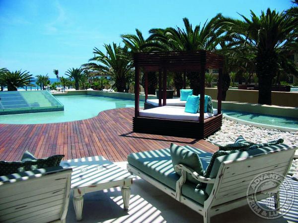 What better way to enjoy a beautiful day in Mexico then next to a refreshing pool on an equally beautiful Ipe Deck!